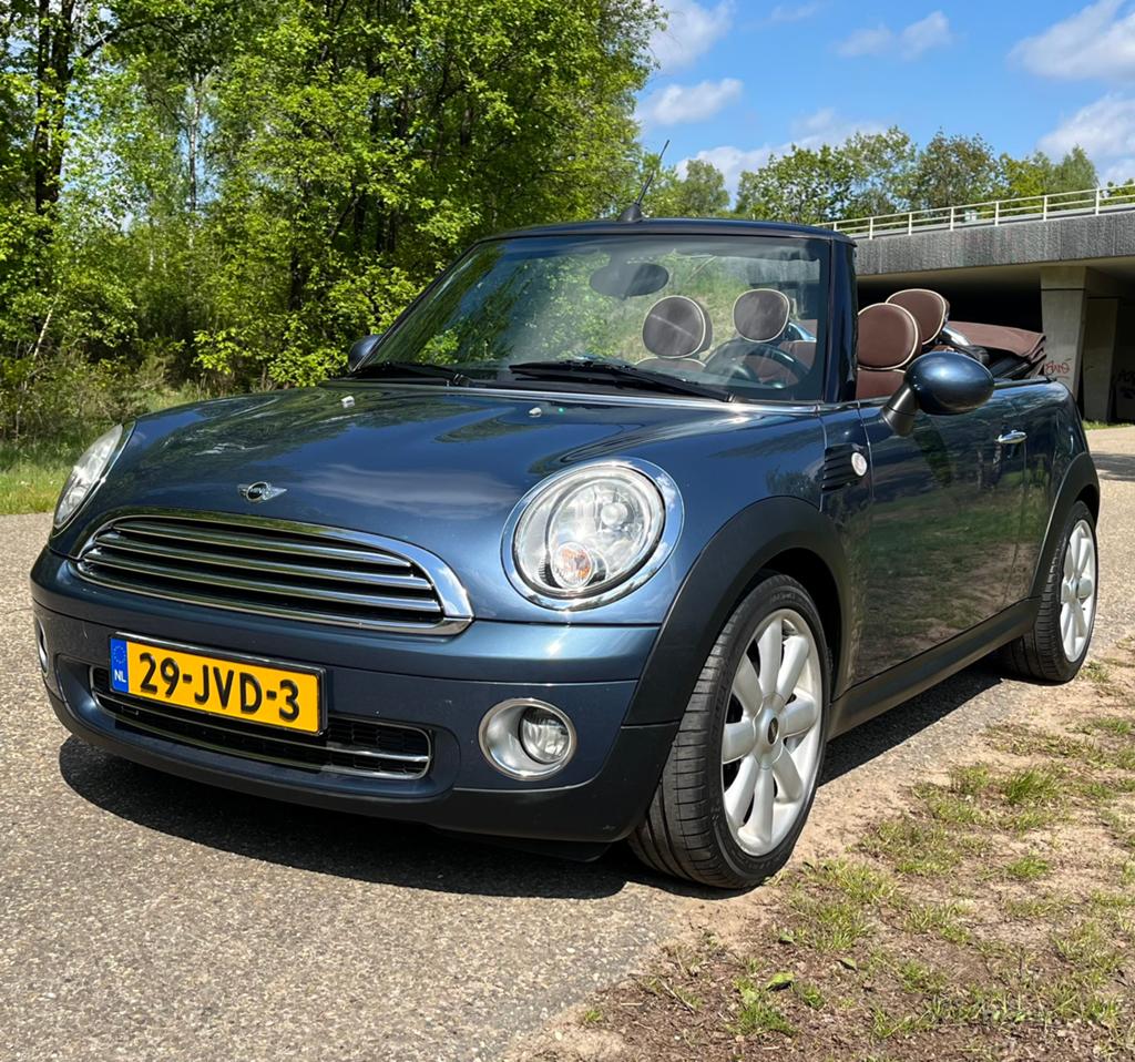 Mini 1.6 Cooper Cabrio NL AUTO 17 INCH PDC APK AIRCO LEDER, Auto's, Mini, 4 cilinders, Cabriolet, 49 €/maand, Bruin