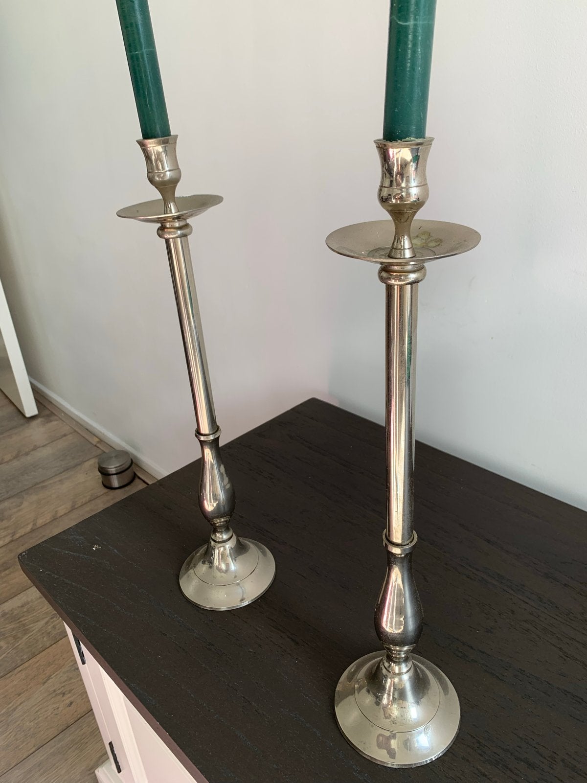 Set van 2 zilverkleurige kandelaars, Ophalen of Verzenden, Overige materialen