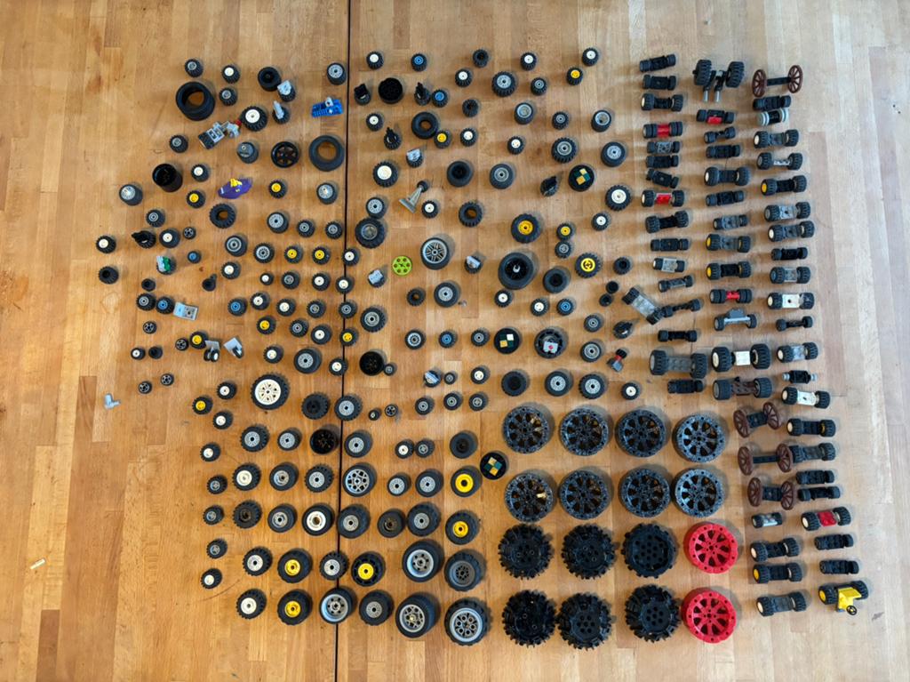 Grote partij LEGO wielen, banden, velgen en assen, Lego, Ophalen of Verzenden, Zo goed als nieuw, Inclusief accessoires