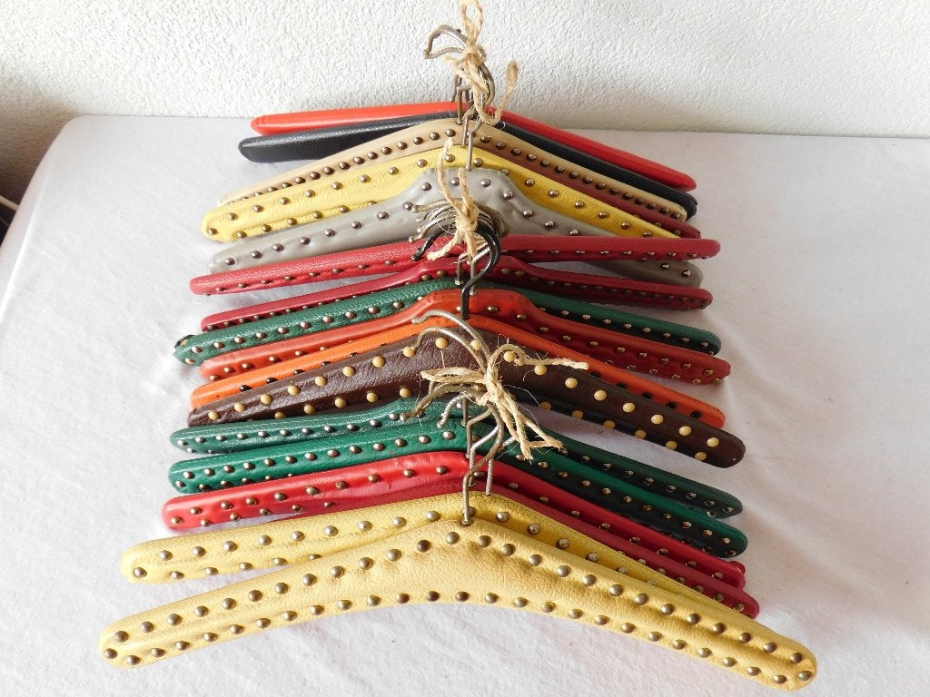 18 vintage kledinghangers, waarvan 16 met studs en 2 zonder., Verzamelen, Ophalen of Verzenden, Huis en Inrichting