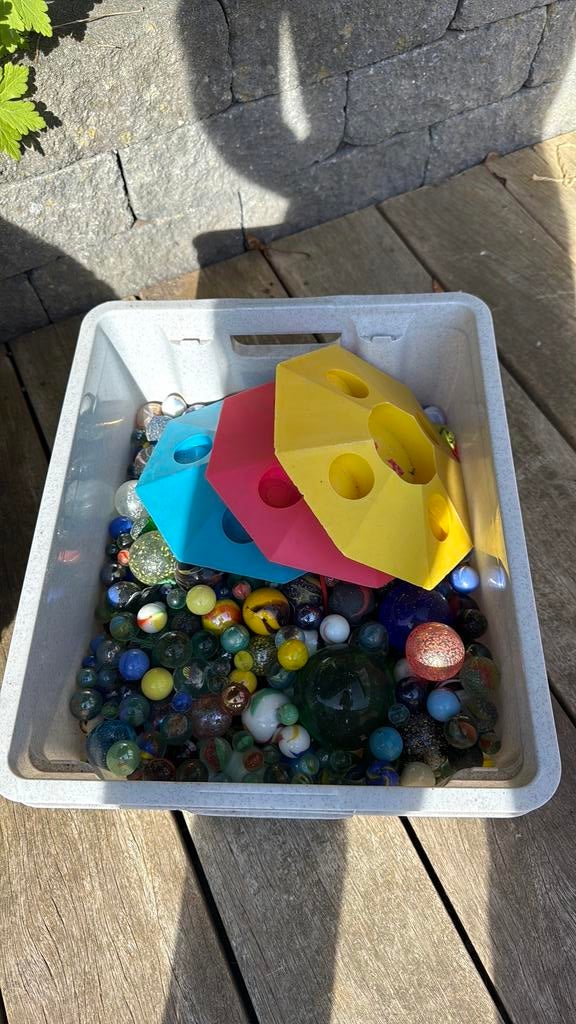 Grote bak vol met knikkers, Ophalen, Zo goed als nieuw