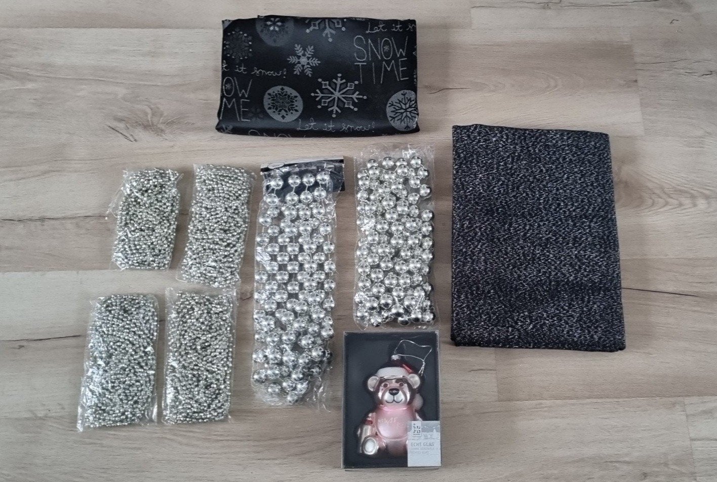 Kerst slingers, tafelkleed en 1e kerstbal, Ophalen of Verzenden