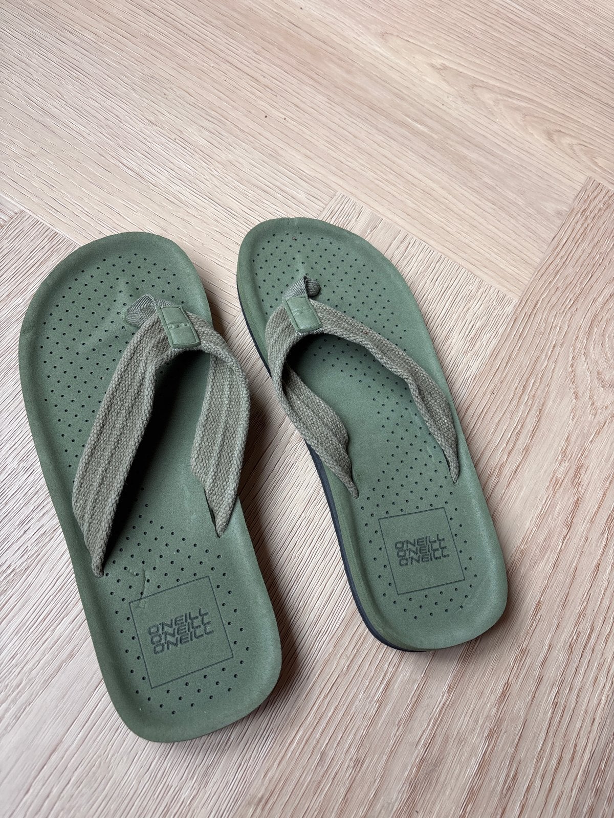 O'Neill slippers maat 42 ongedragen, Kleding | Heren, Schoenen, Ophalen of Verzenden, Nieuw, Overige kleuren, Slippers