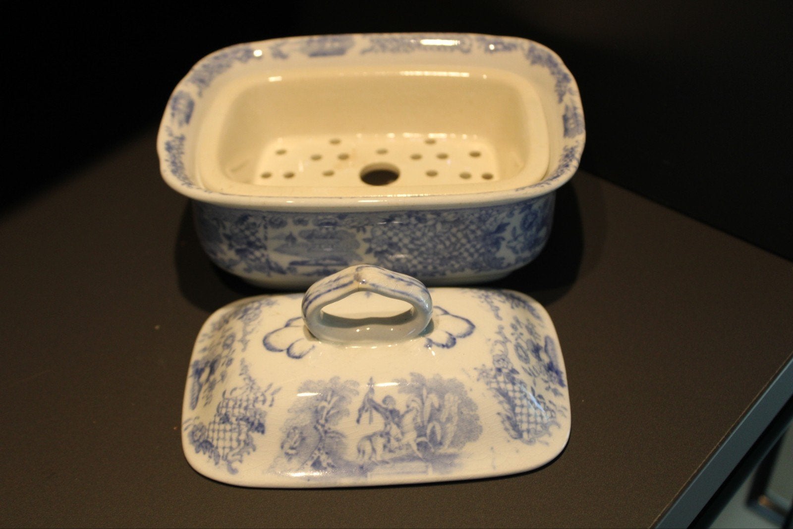 Keramiek  driedelig zeepbakje met blauw-wit decor, Ophalen