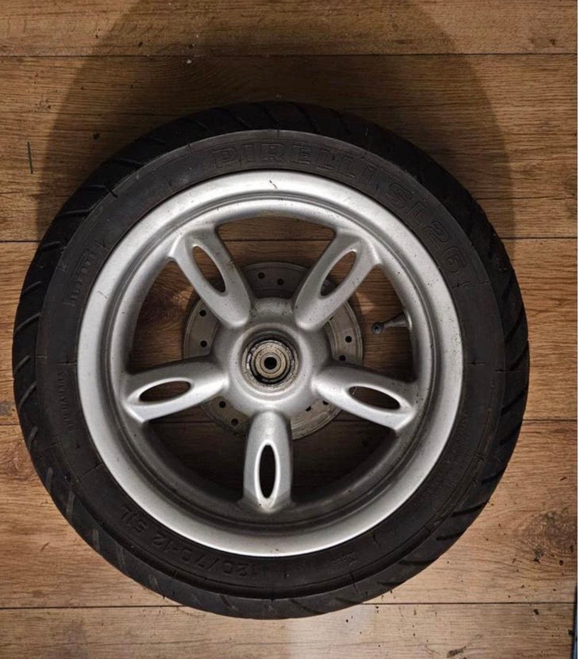 Voorwiel met band Yamaha Neos na 2010 €40 (remschijf krom), Ophalen of Verzenden