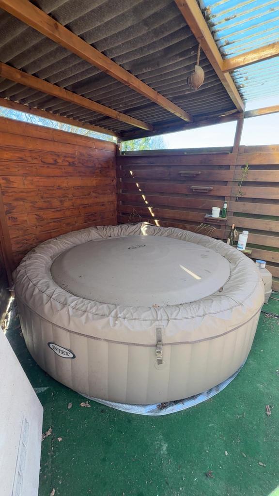 Intex Opblaasbare Jacuzzi - 230cm diameter, Tuin en Terras, Bubbelbaden en Hottubs, Gebruikt, Opblaasbaar, Afdekzeil, Ophalen