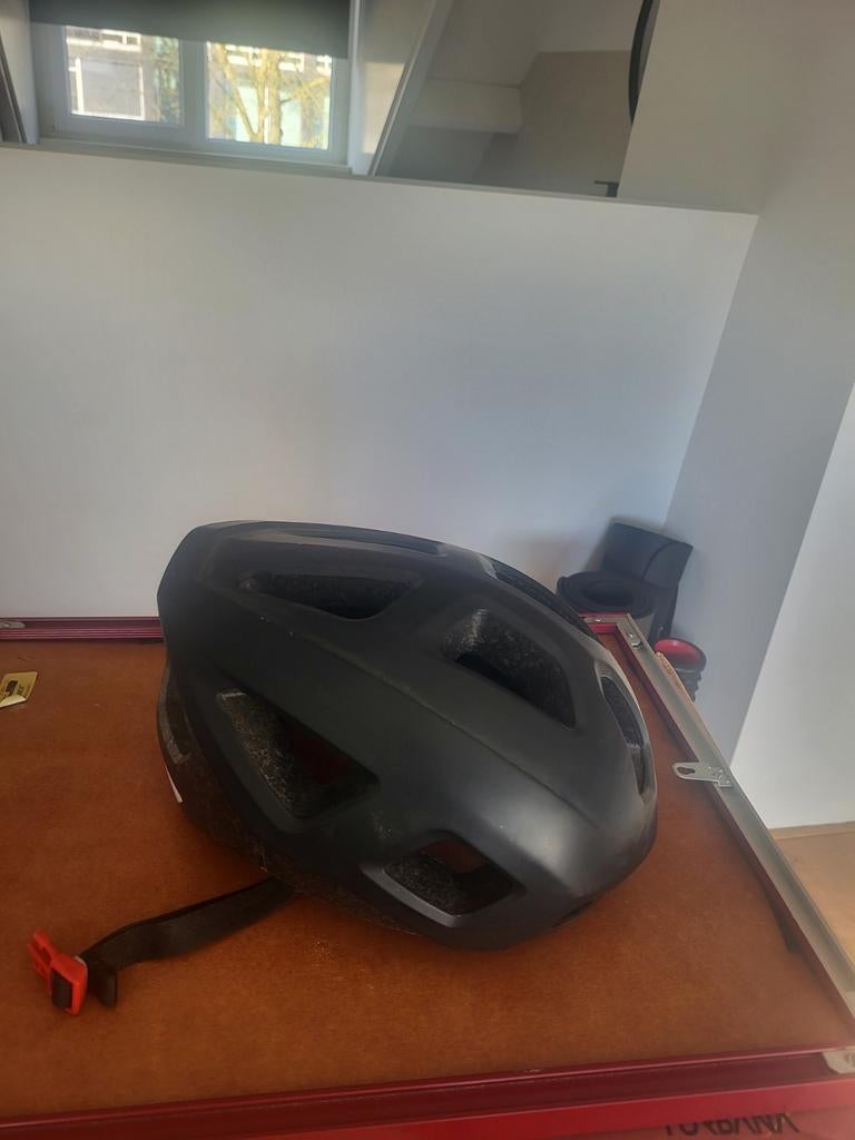 Zwarte fietshelm, maat L, Fietsen en Brommers, Ophalen of Verzenden, Gebruikt, L, Heer of Dame