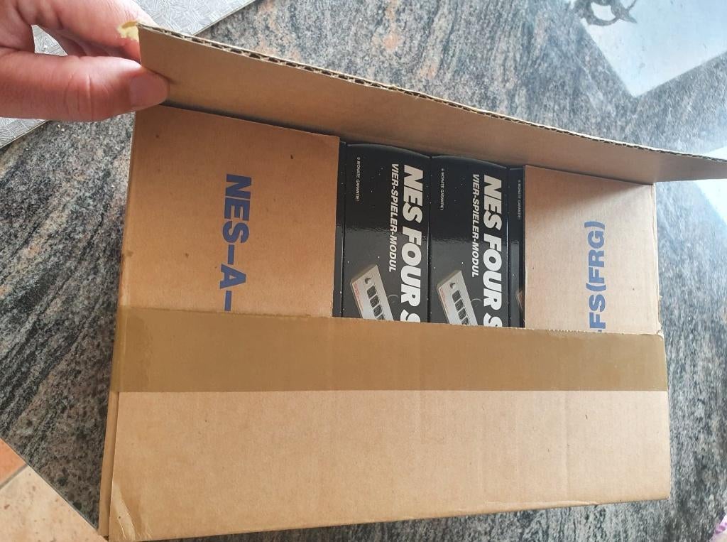 Sealed box met 6 nieuwe Nintendo NES Four Scores NOS gaming, 3 spelers of meer, Ophalen of Verzenden, Nieuw, Vanaf 3 jaar