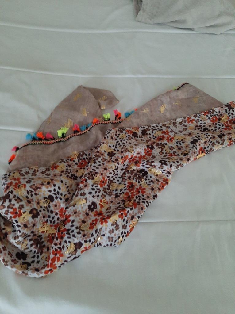 Mooie sjaal met print met goud en oranje NIEUW!!!, Kleding | Dames, Mutsen, Sjaals en Handschoenen, Ophalen of Verzenden, Nieuw
