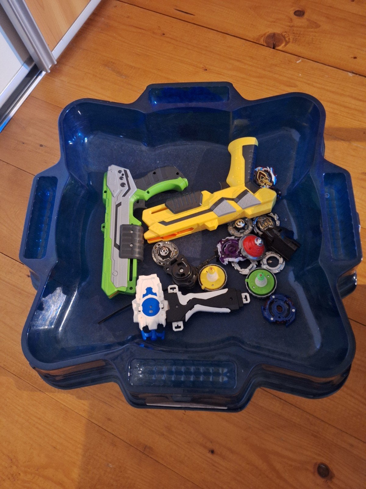 Beyblade set met stadion en diverse Beyblades, Ophalen of Verzenden, Gebruikt, Jongen of Meisje