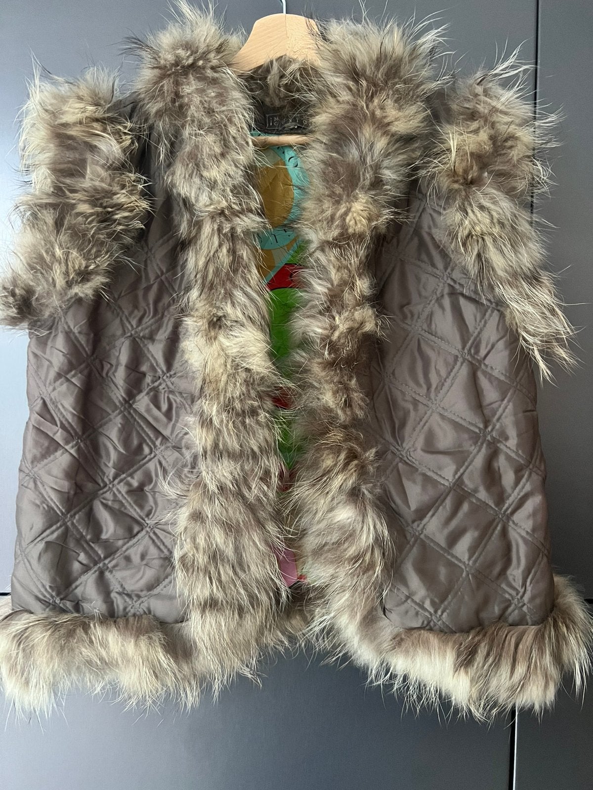 MUCHO GUSTO BRUIN GEWATTEERDE BODYWARMER MET ECHT BONT M, Ophalen of Verzenden, Zo goed als nieuw, Maat 38/40 (M), Bruin