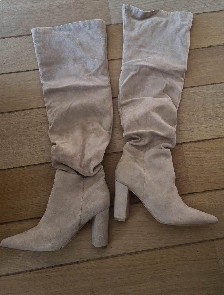 nieuw in doos, overknee laarzen - 17.95 euro - maat 37, Hoge laarzen, Beige, Nieuw, Ophalen of Verzenden