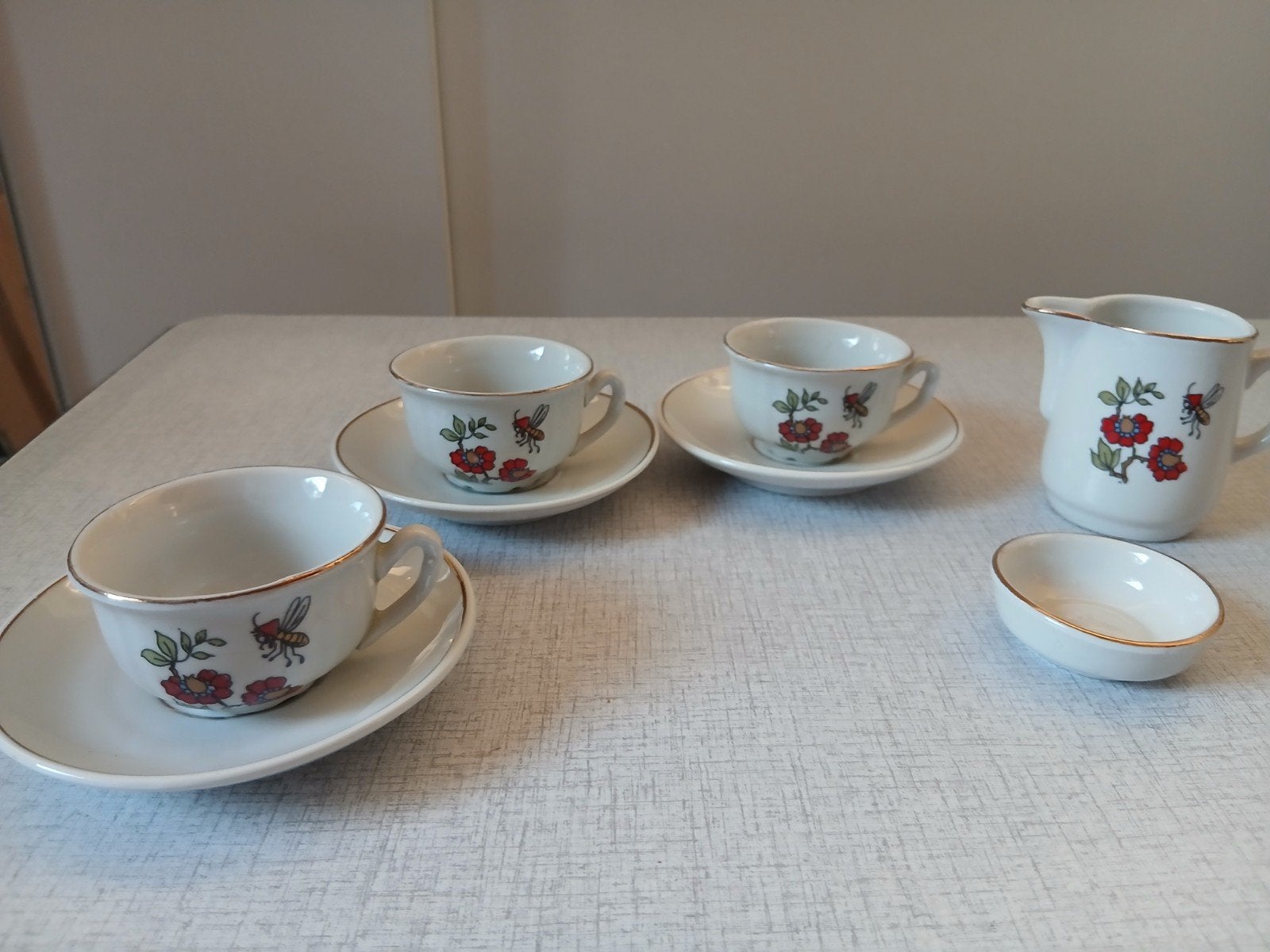 Vintage kinderserviesje met bijen en bloemen, Verzamelen, Ophalen of Verzenden, Gebruikt