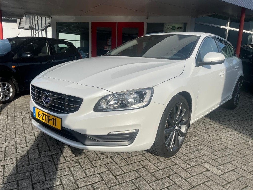 Volvo V60 1.6 T3 150PK  Momentum  150 PK  NW Distributieriem, Auto's, Voorwielaandrijving, Gebruikt, 4 cilinders, 150 pk