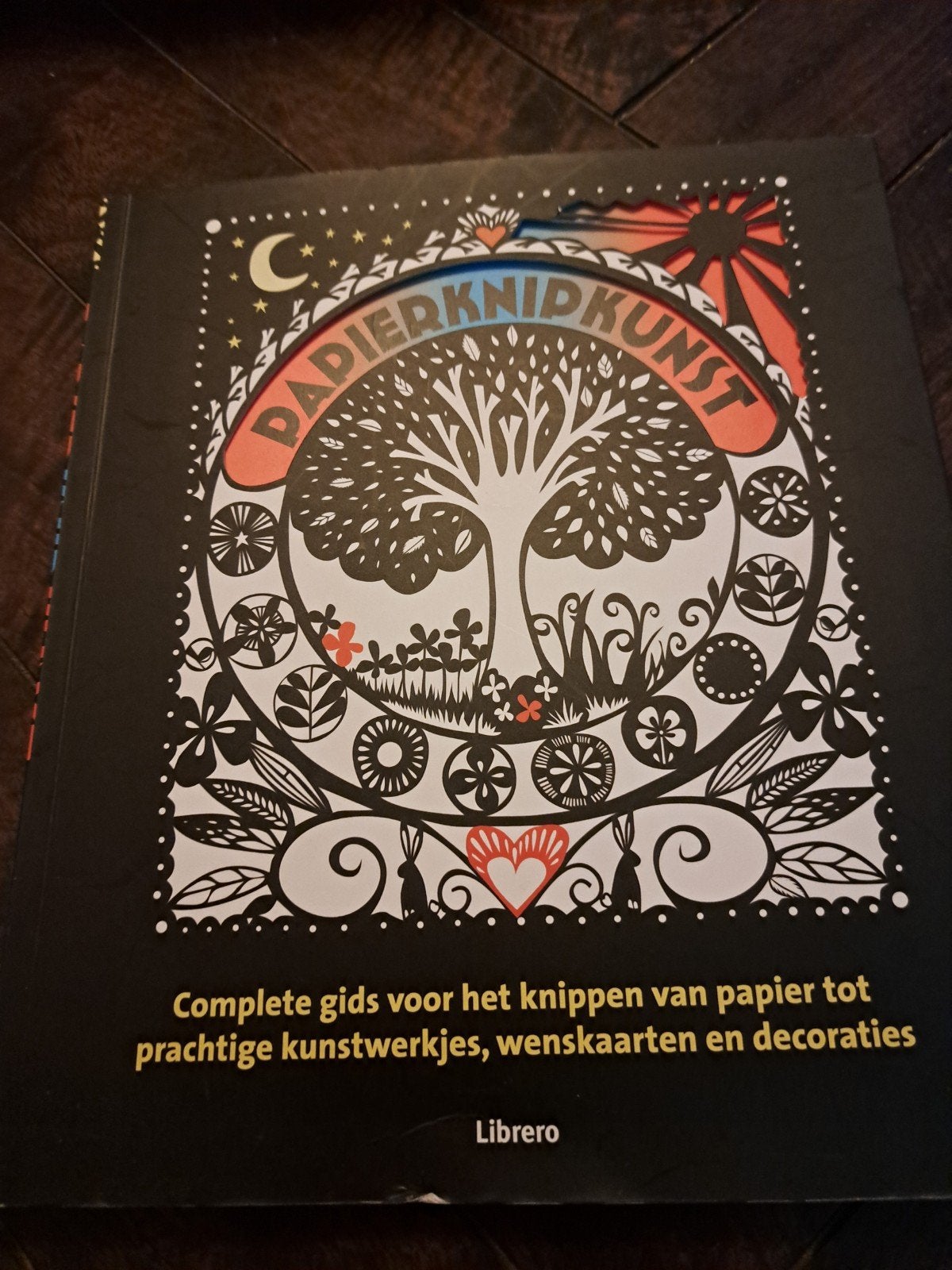 Emily Hogarth - Papierknipkunst, Boeken, Ophalen of Verzenden, Gelezen, Emily Hogarth