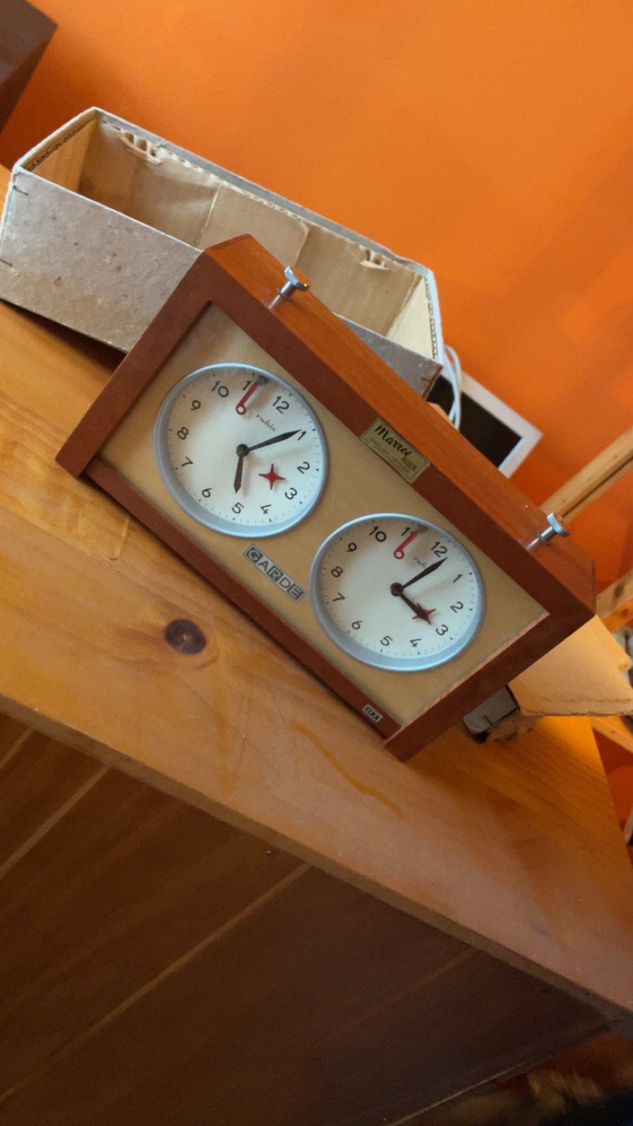 Vintage Garde schaakklok, Ophalen