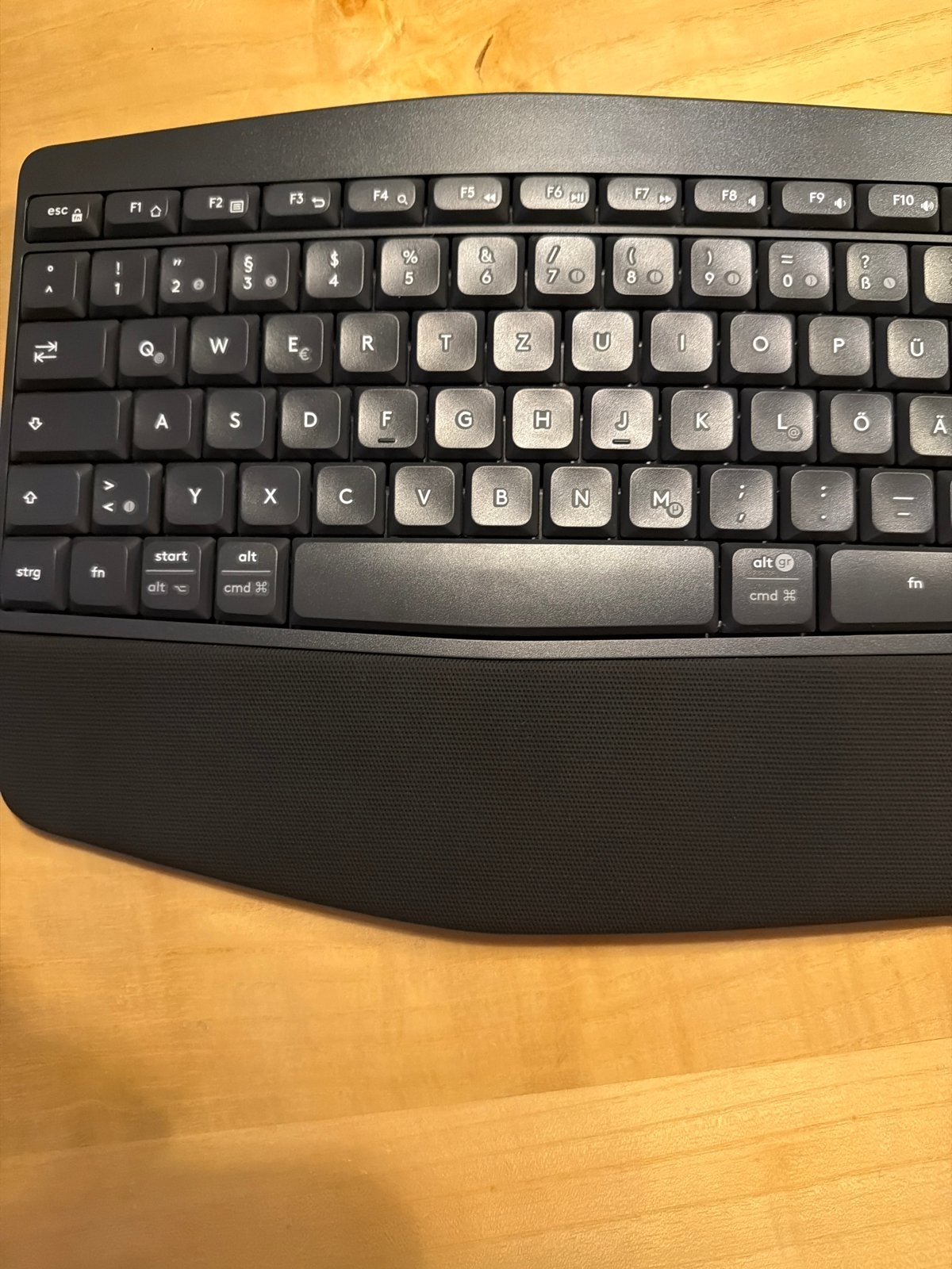 Logitech K850 Draadloos Toetsenbord - Duitse QWERTZ Lay-out, Draadloze ontvanger, Nieuw, Ophalen of Verzenden, Draadloos