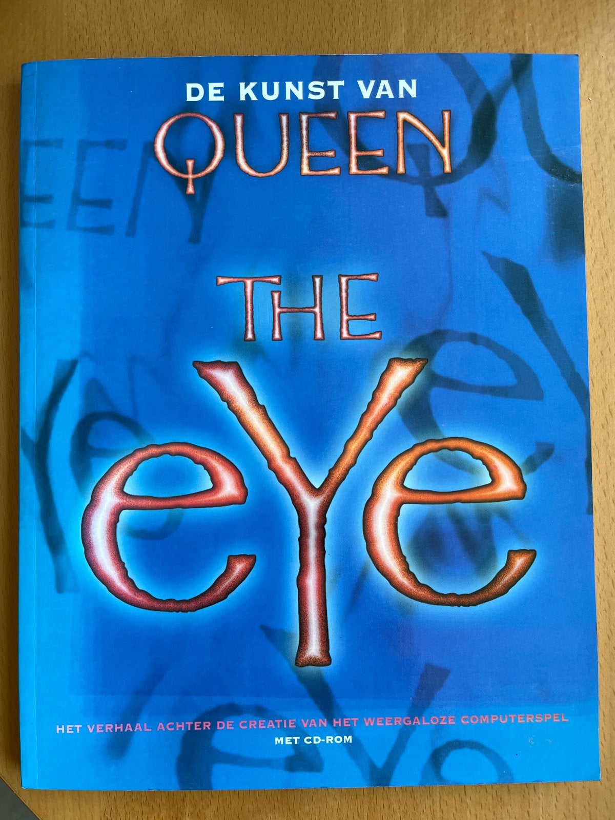 De Kunst van Queen: The Eye - Boek met CD-ROM, Ophalen of Verzenden, Zo goed als nieuw, Artiest