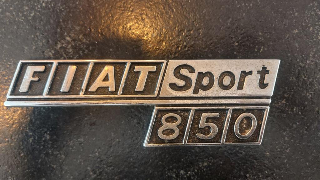 Fiat 850 Sport Embleem - Origineel en Zeldzaam, Ophalen of Verzenden, Achter, Fiat