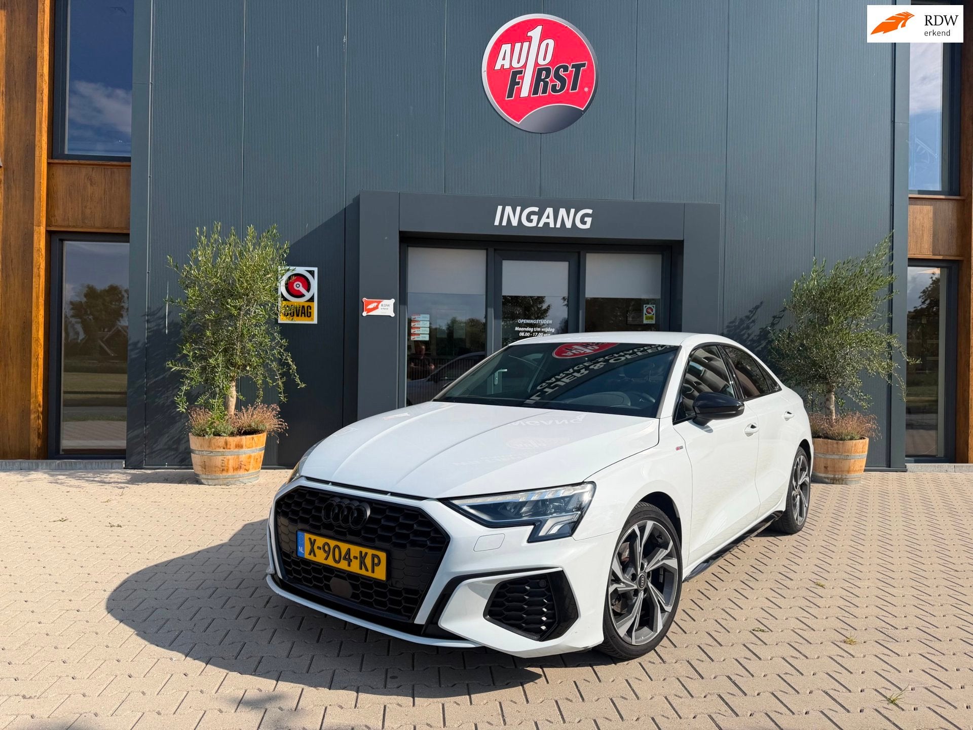 Audi A3 Limousine 30 TFSI edition one l 3x s-line l 36608 km, Gebruikt, Leder en Stof, Wit, Bedrijf