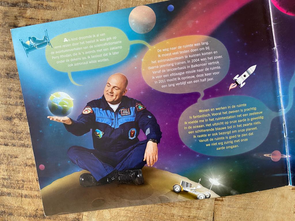 Album over ruimtevaart  André Kuipers 'Reis door de ruimte", Ophalen of Verzenden, Zo goed als nieuw, Plaatjesalbum
