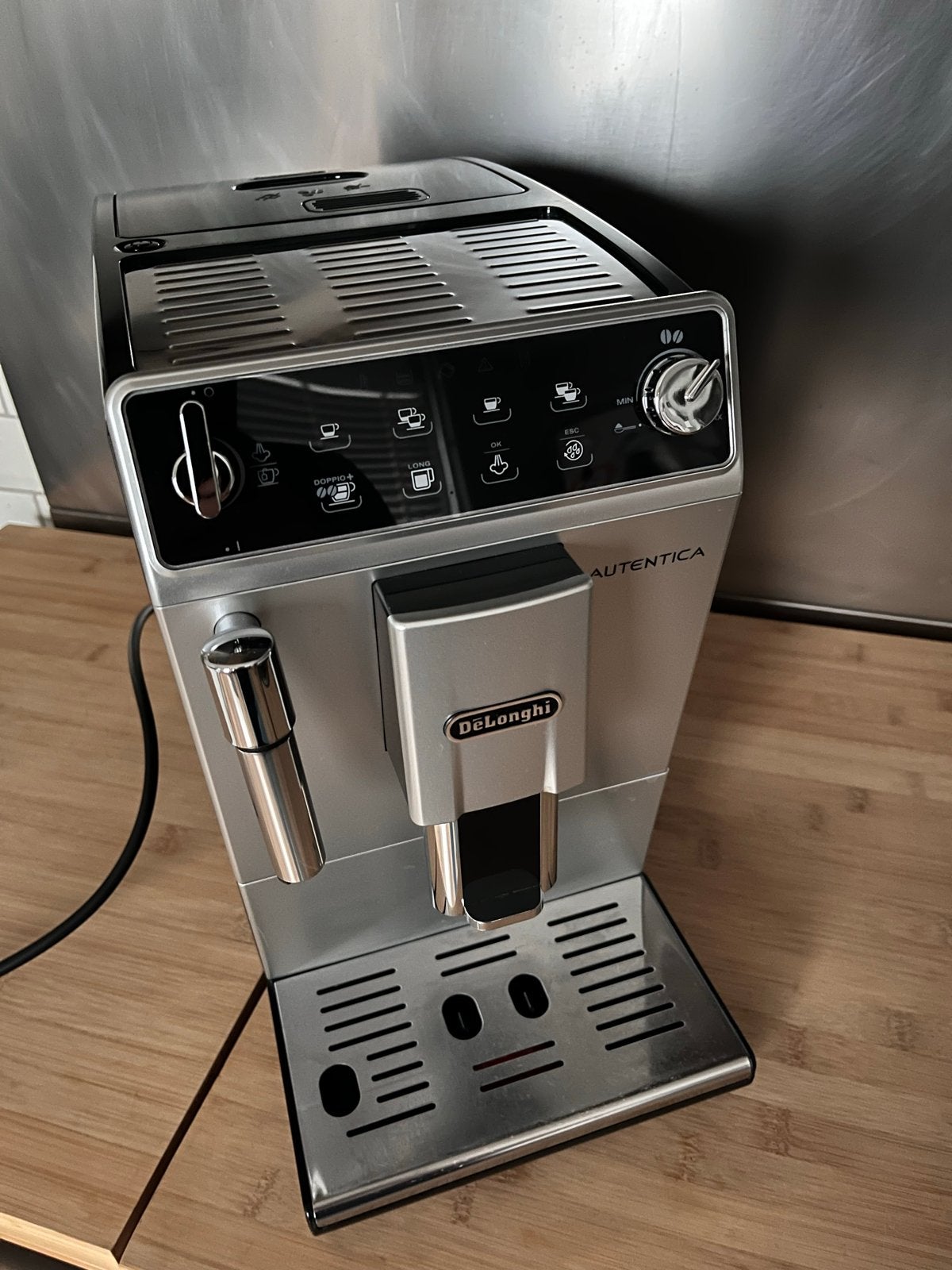 De'Longhi Autentica volautomatische espressomachine, Witgoed en Apparatuur, Koffiezetapparaten, Ophalen, Afneembaar waterreservoir