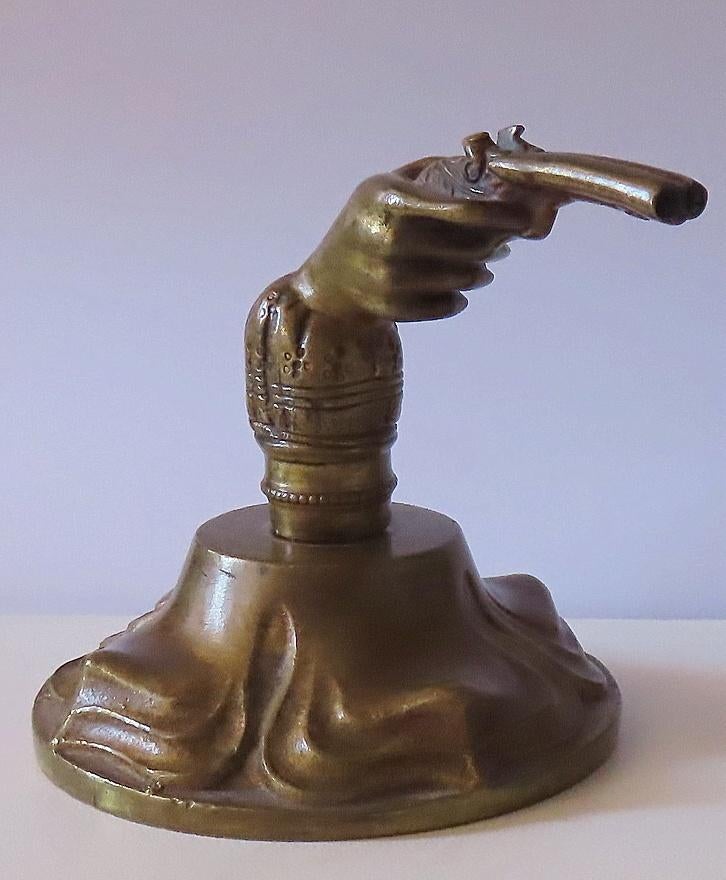 Antiek bronzen presse-papier ,hand die oud pistool vasthoudt, Antiek en Kunst, Verzenden