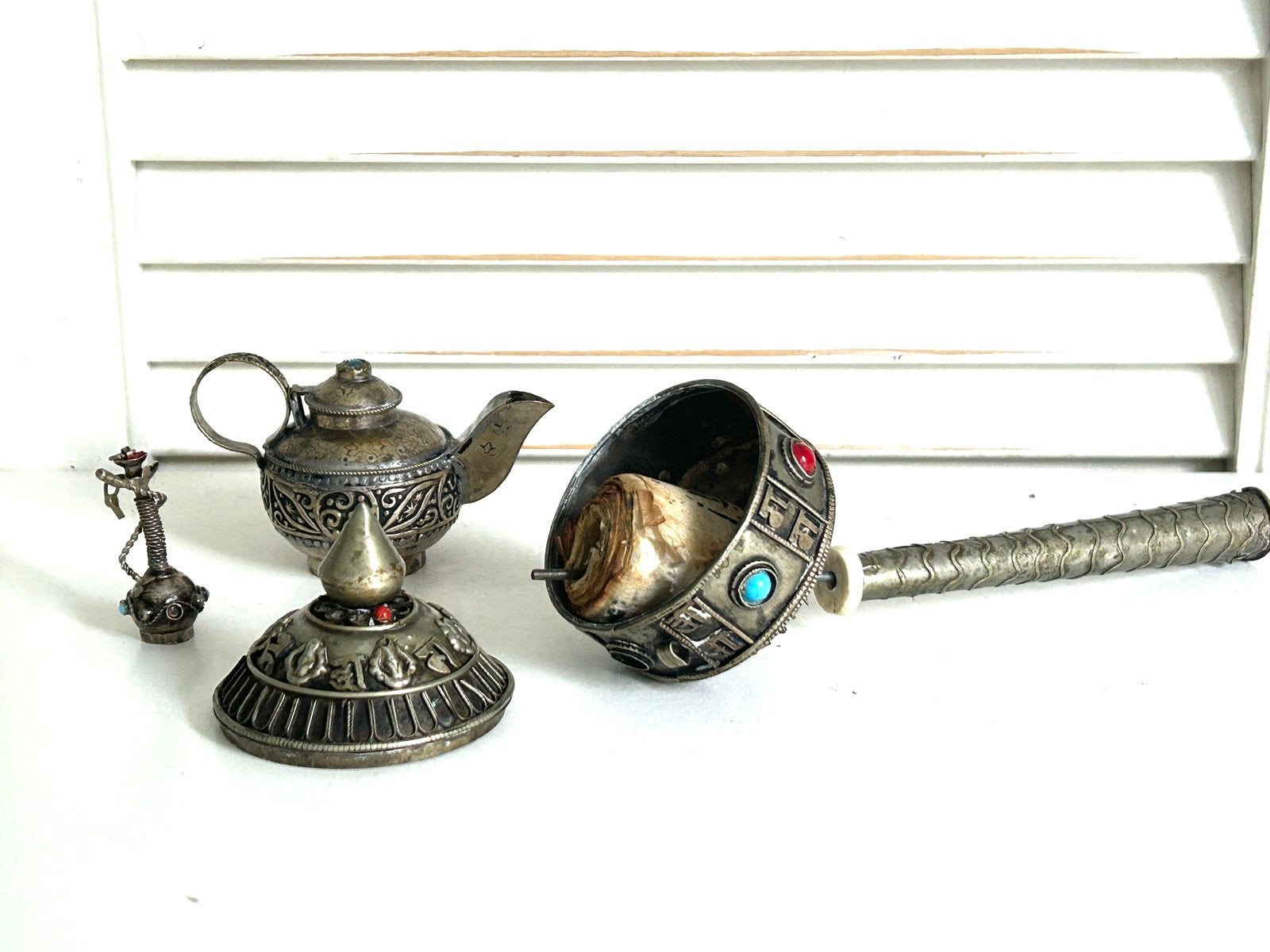 Antieke gebedsmolen met gebedsrol, kannetje en hanger Tibet, Ophalen