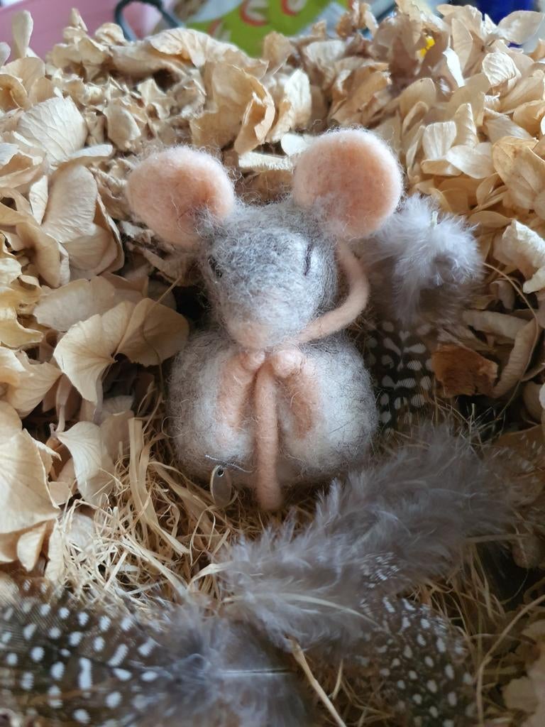 Lief genaaldvilt slapend muisje in grijs handgemaakt!, Antiek en Kunst, Curiosa en Brocante, Ophalen of Verzenden