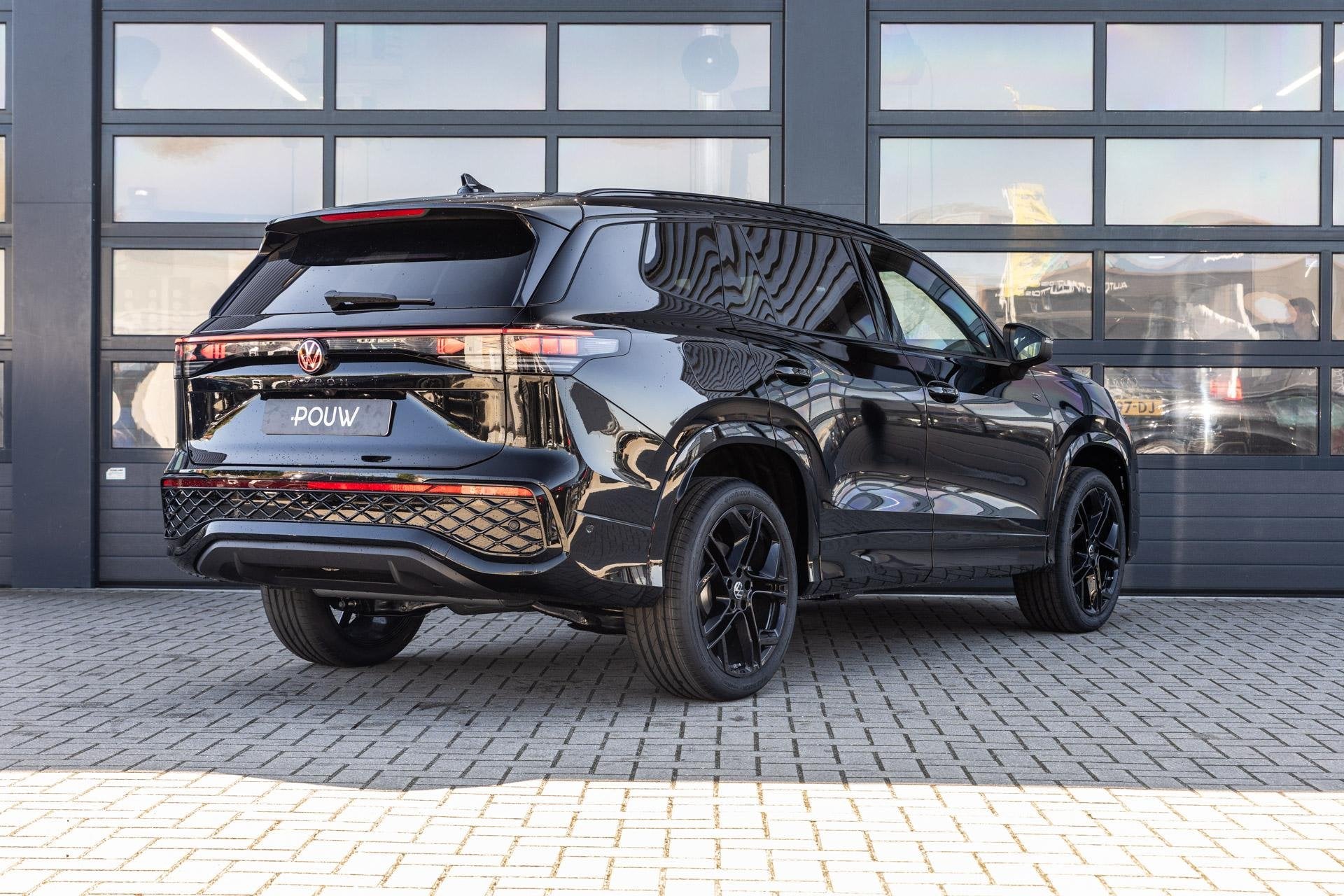 Volkswagen Tayron 1.5 eHybrid 204pk R-Line Edition | Black S, Auto's, Volkswagen, 12 maanden, Stof, 1498 cc, 4 cilinders