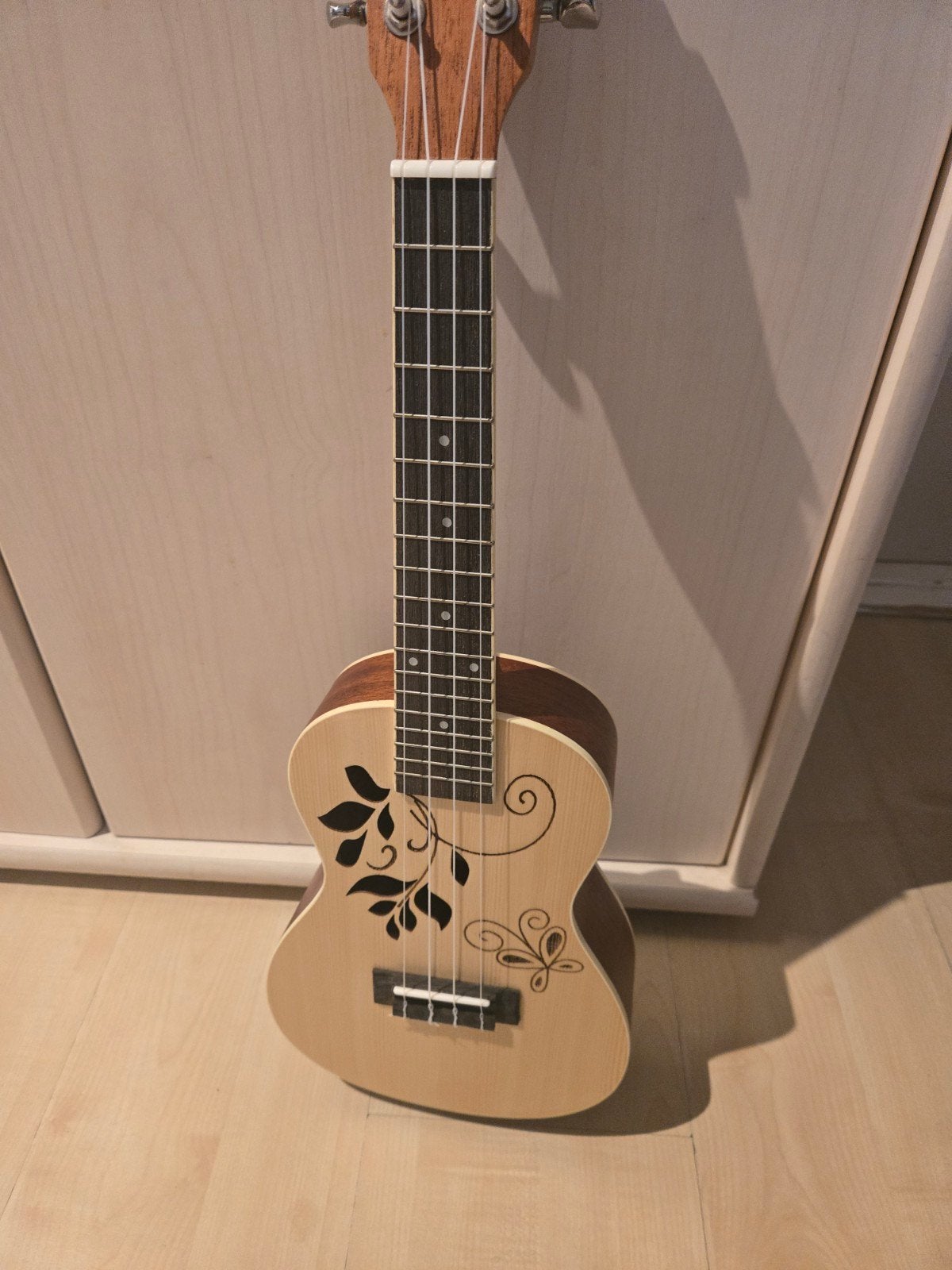 Splinternieuwe Ukulele met hoes - Prachtig design, Ophalen of Verzenden