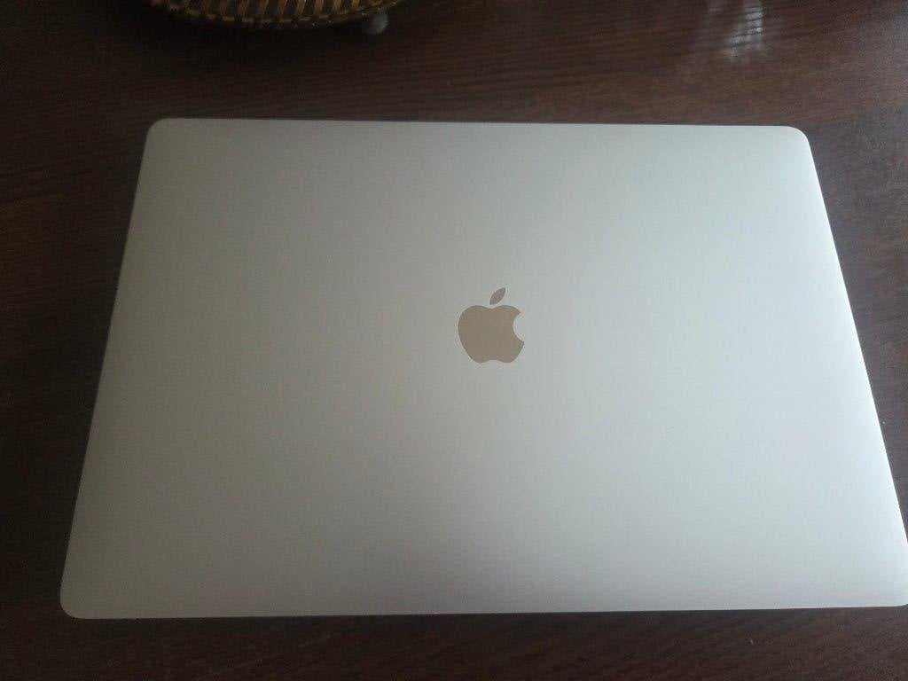 MacBook Pro - Zo goed als nieuw, incl. adapter en doos