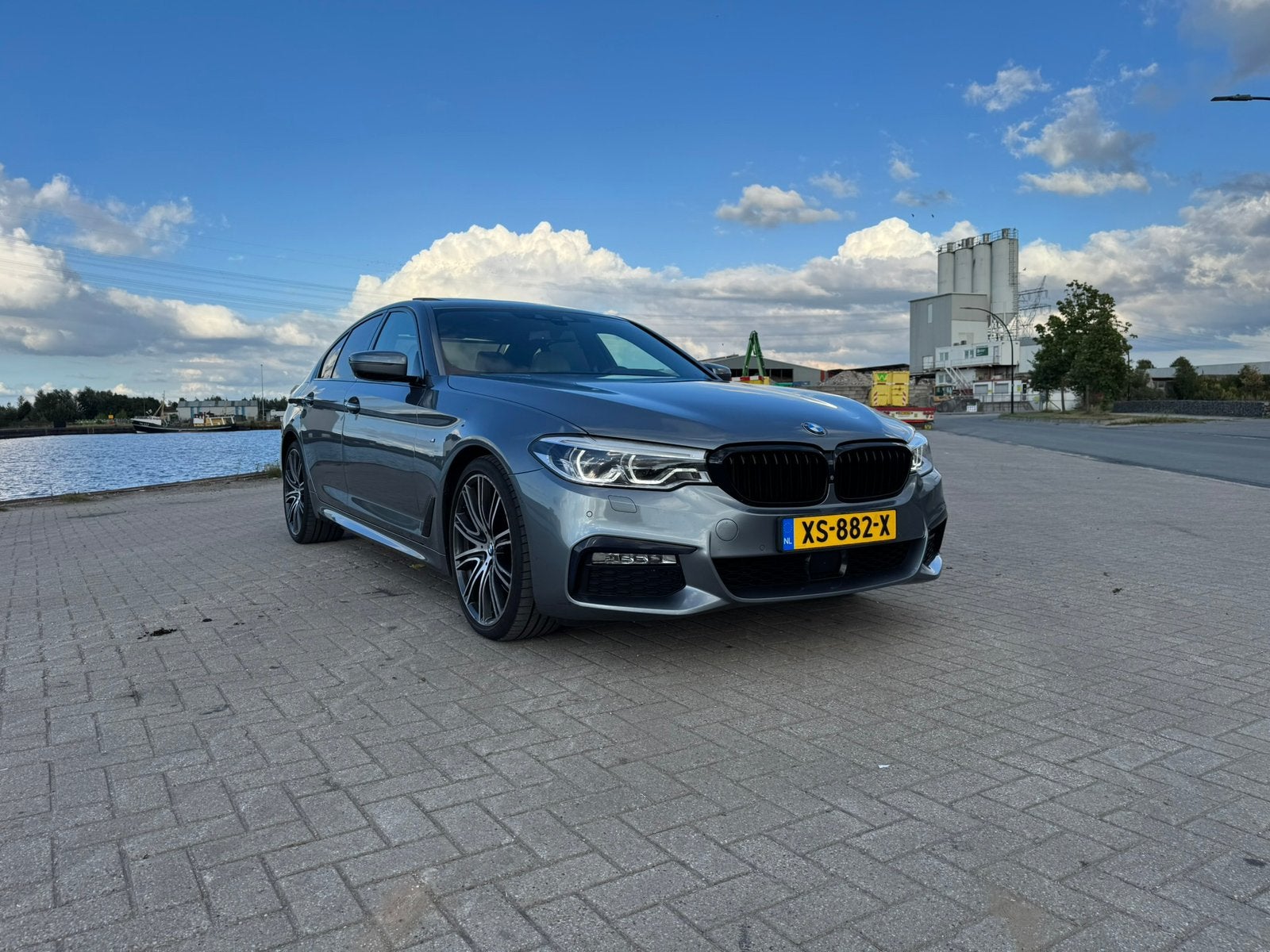 BMW 530i xDrive M Sport 2018 Dealer onderhouden |BOMVOL|, Auto's, BMW, Automaat, Beige, 4 cilinders, Blauw