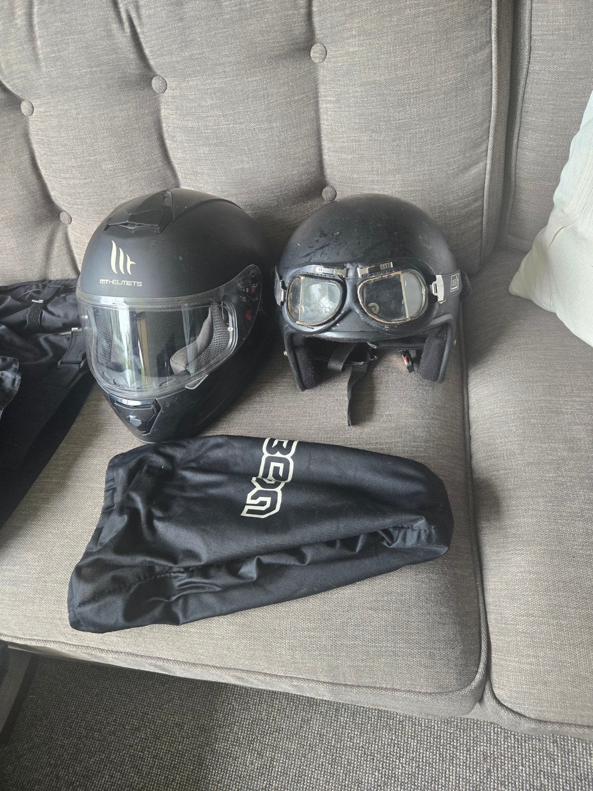 Twee motorhelmen: Integraalhelm (MT) en Jethelm (Biltwell), Motoren, Kleding | Motorhelmen, Ophalen of Verzenden, Tweedehands