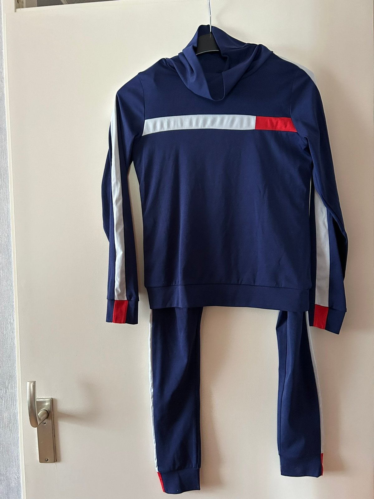 Donkerblauw sportpak met witte en rode strepen, maat S, Ophalen of Verzenden, Zo goed als nieuw, Blauw