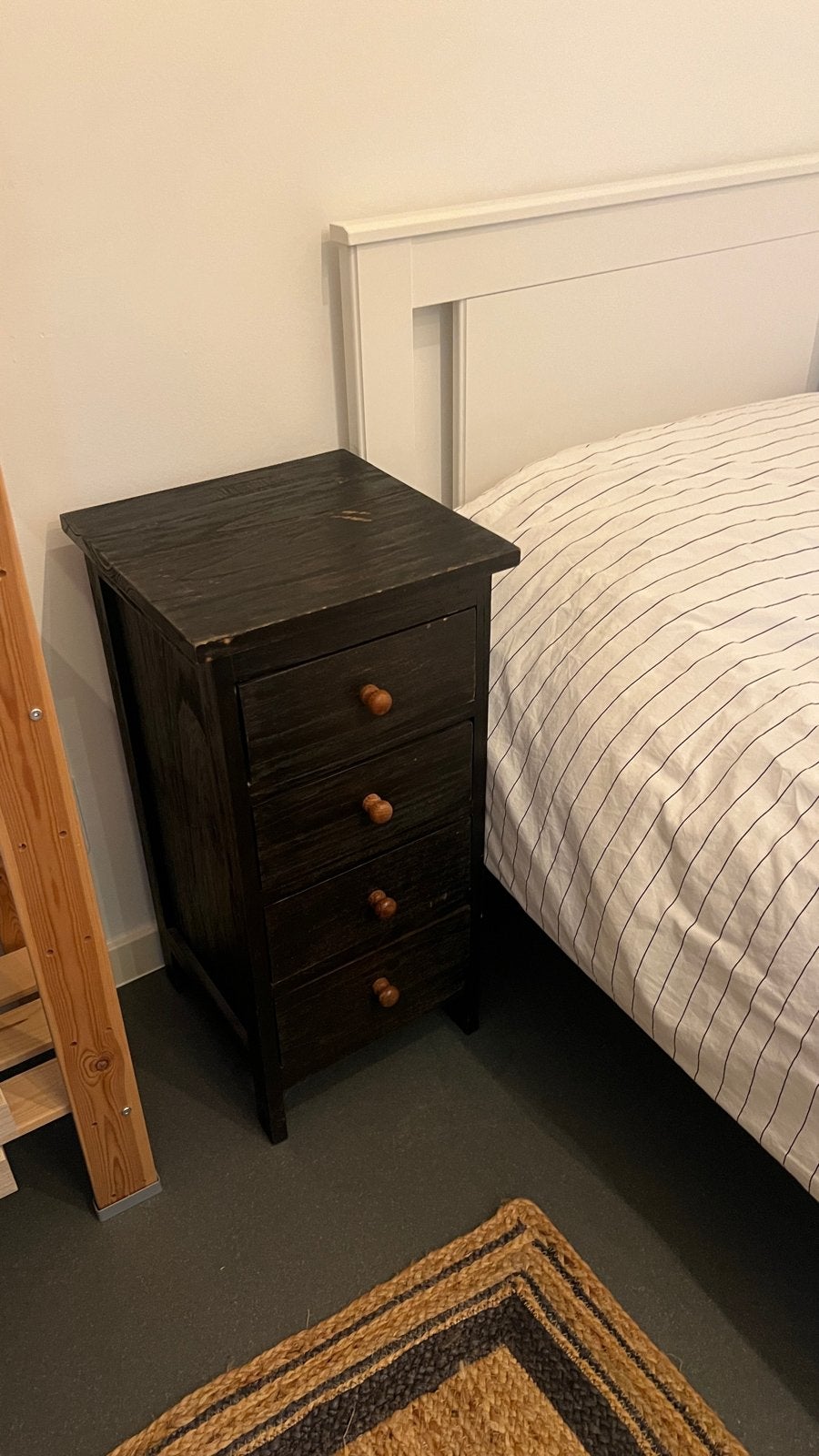Houten nachtkastje met 4 lades, Huis en Inrichting, Ophalen, Gebruikt, Minder dan 45 cm, 55 tot 70 cm