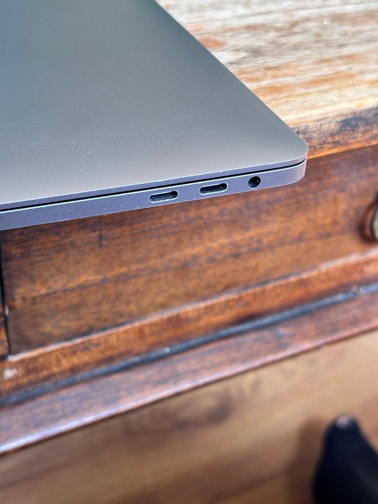Foto 9 van MacBook Pro 15" (2018) – 2.2 GHz 6-Core i7 / 16GB / 1TB SSD