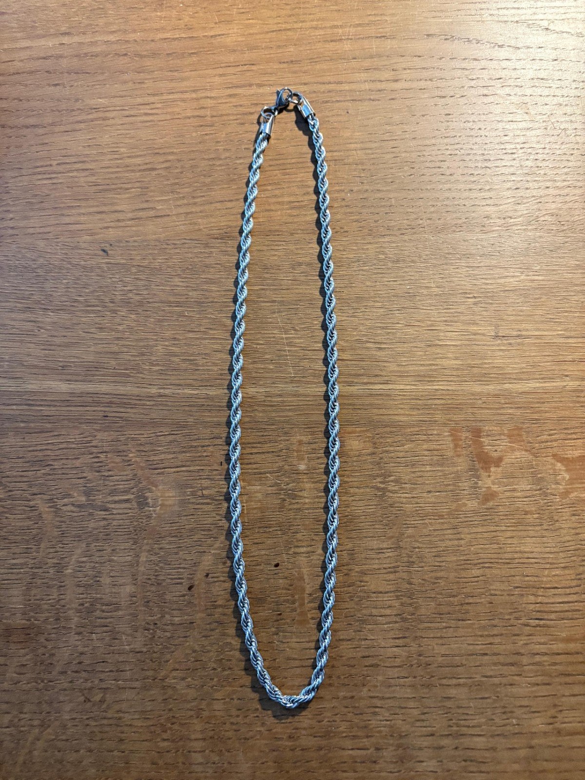 Zilverkleurige gedraaide ketting, 55 cm, Sieraden, Tassen en Uiterlijk, Kettingen, Ophalen of Verzenden, Zo goed als nieuw, Zilver
