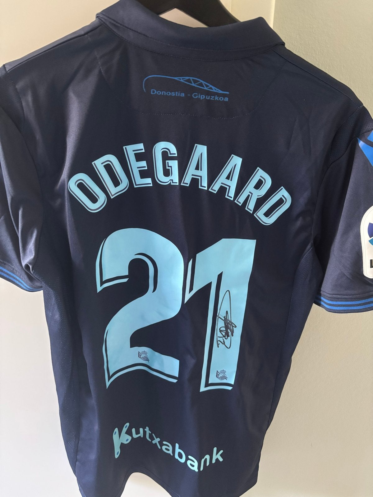 Gesigneerd Odegaard shirt Real Sociedad - Uniek verzamelobje, Ophalen of Verzenden, Zo goed als nieuw, Voetbal, Maat 48/50 (M)