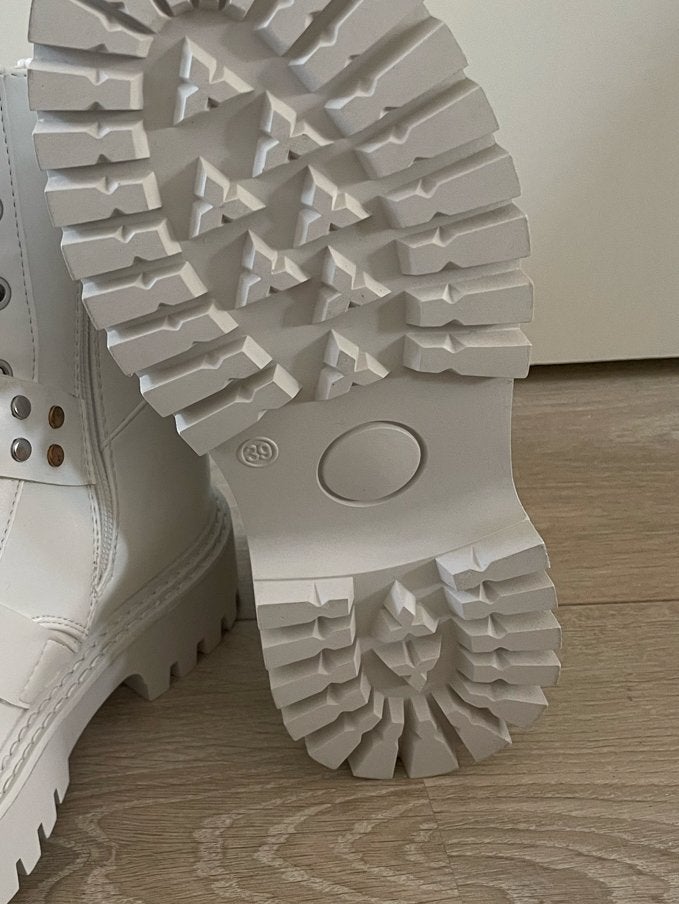 Witte biker boots met gespen en studs, Kleding | Dames, Schoenen, Ophalen of Verzenden, Nieuw, Wit, Lage of Enkellaarzen