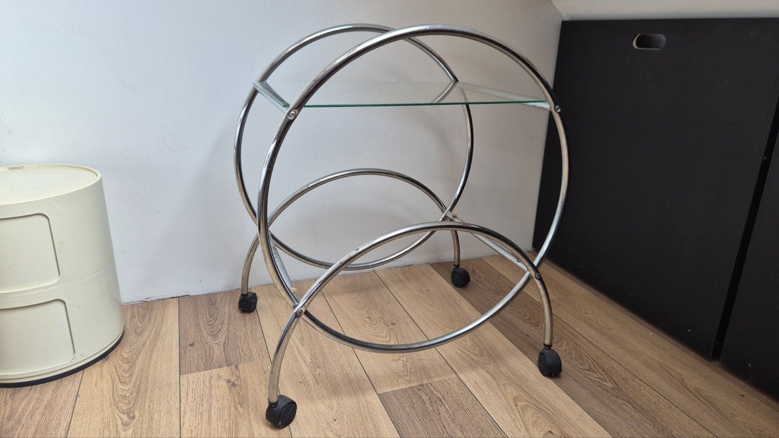 Glazen bijzettafel chromen frame serveertafel, Huis en Inrichting, Tafels | Bijzettafels, 45 tot 60 cm, Gebruikt, Modern, Vintage, Chroom