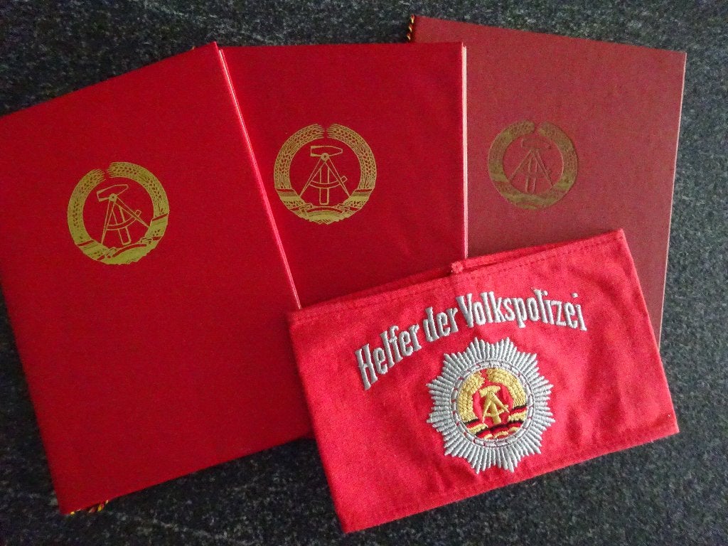 DDR:  set Freiwiller Helfer Volkspolizei, Ophalen of Verzenden, Landmacht, Duitsland, Embleem of Badge