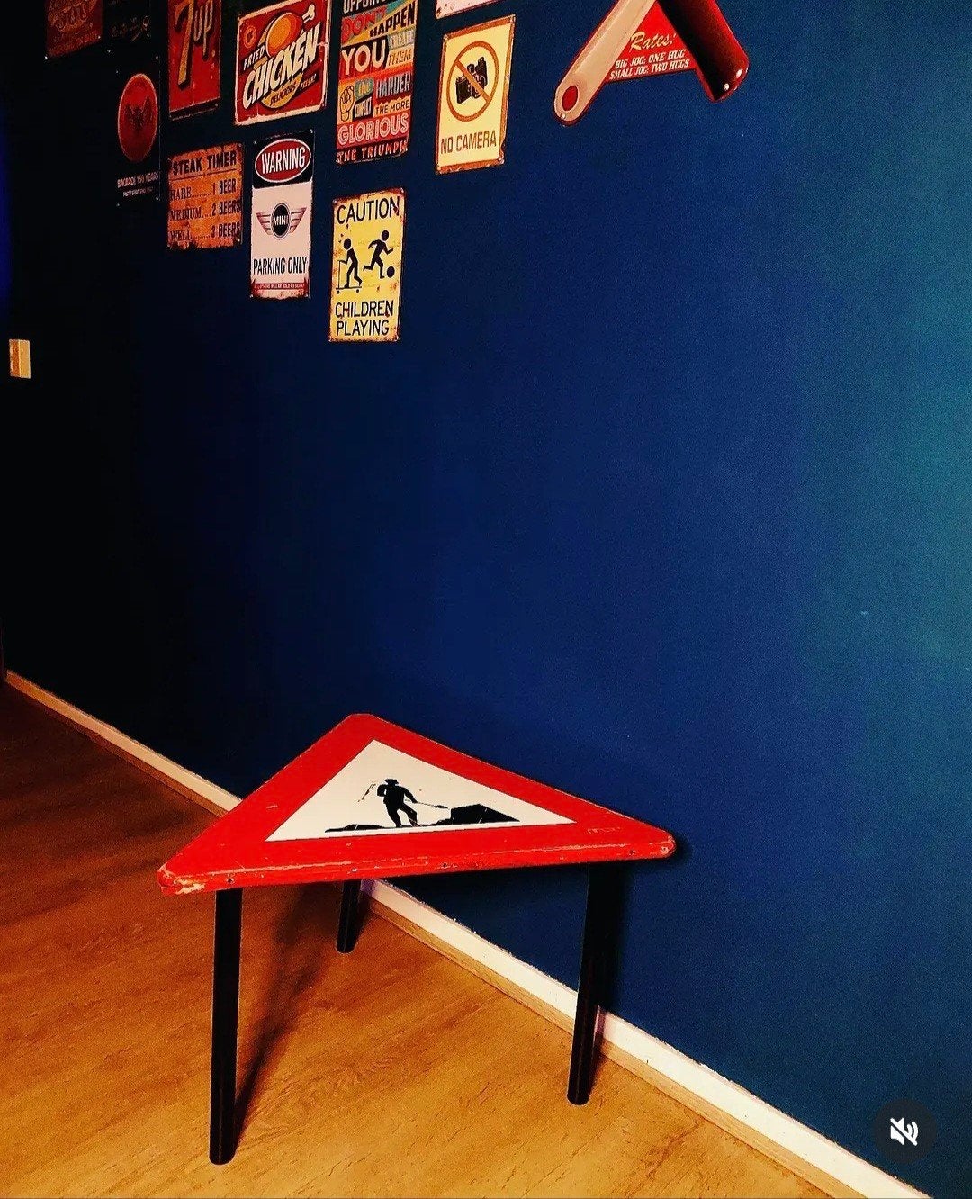 Driehoekige Bijzettafel. Ophalen, Ophalen, Gebruikt, 55 tot 75 cm, Overige materialen