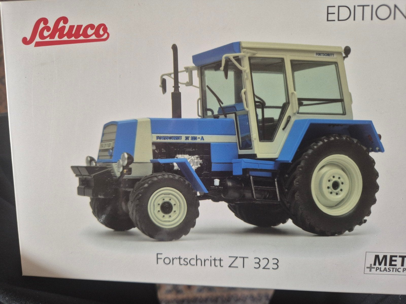 Schuco Fortschritt ZT 323 Tractor  met 3 figuurtjes, Ophalen of Verzenden, Nieuw, Overige typen, Overige merken