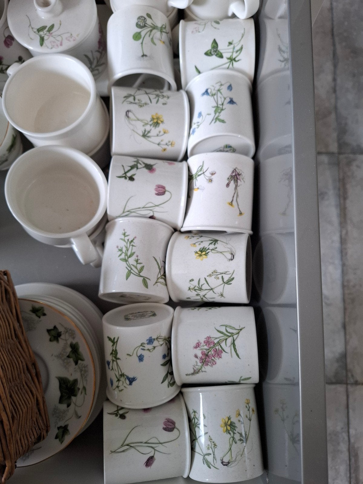 12 kop en schotels  met bloemen, Ophalen, Zo goed als nieuw, Overige stijlen, Kop(pen) en/of Schotel(s)
