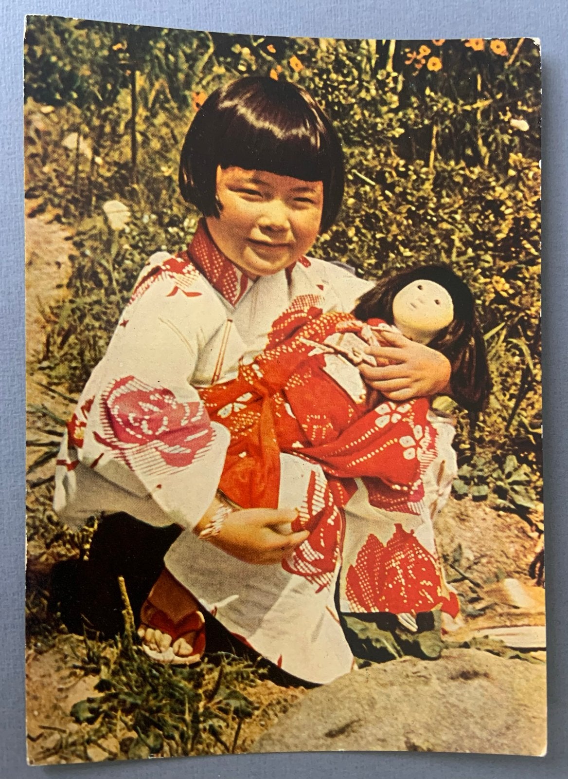 Japanse Ansichtkaart: Meisje met Pop (1962), Verzenden, 1960 tot 1980, Gelopen, Buiten Europa