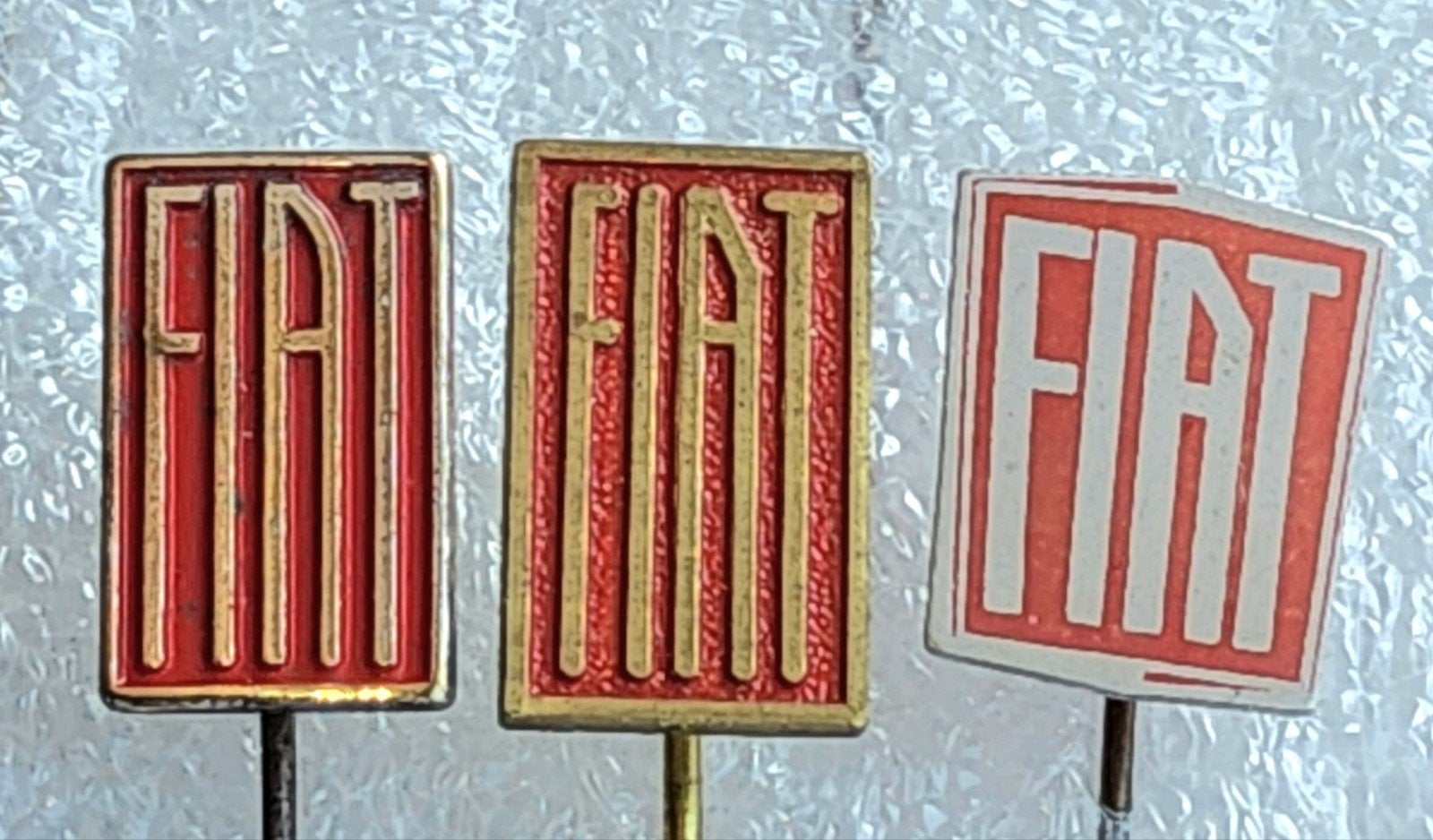 3 Speldjes Fiat Logo Vintage, Ophalen of Verzenden, Gebruikt, Merk, Speldje of Pin