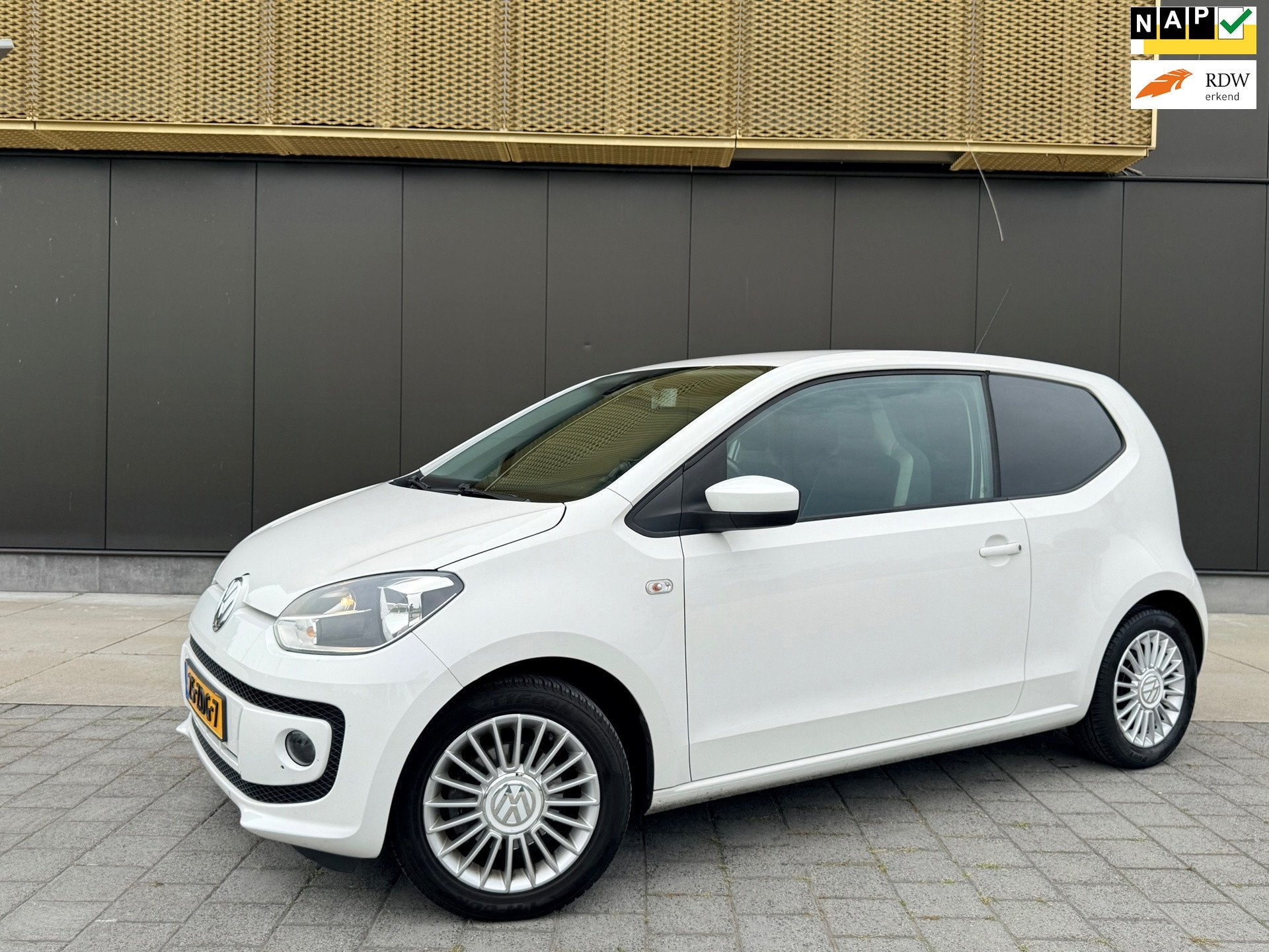 Volkswagen Up! 1.0 high up! BlueMotion | Navi | Cruise | PDC, Voorwielaandrijving, Euro 5, Stof, Gebruikt