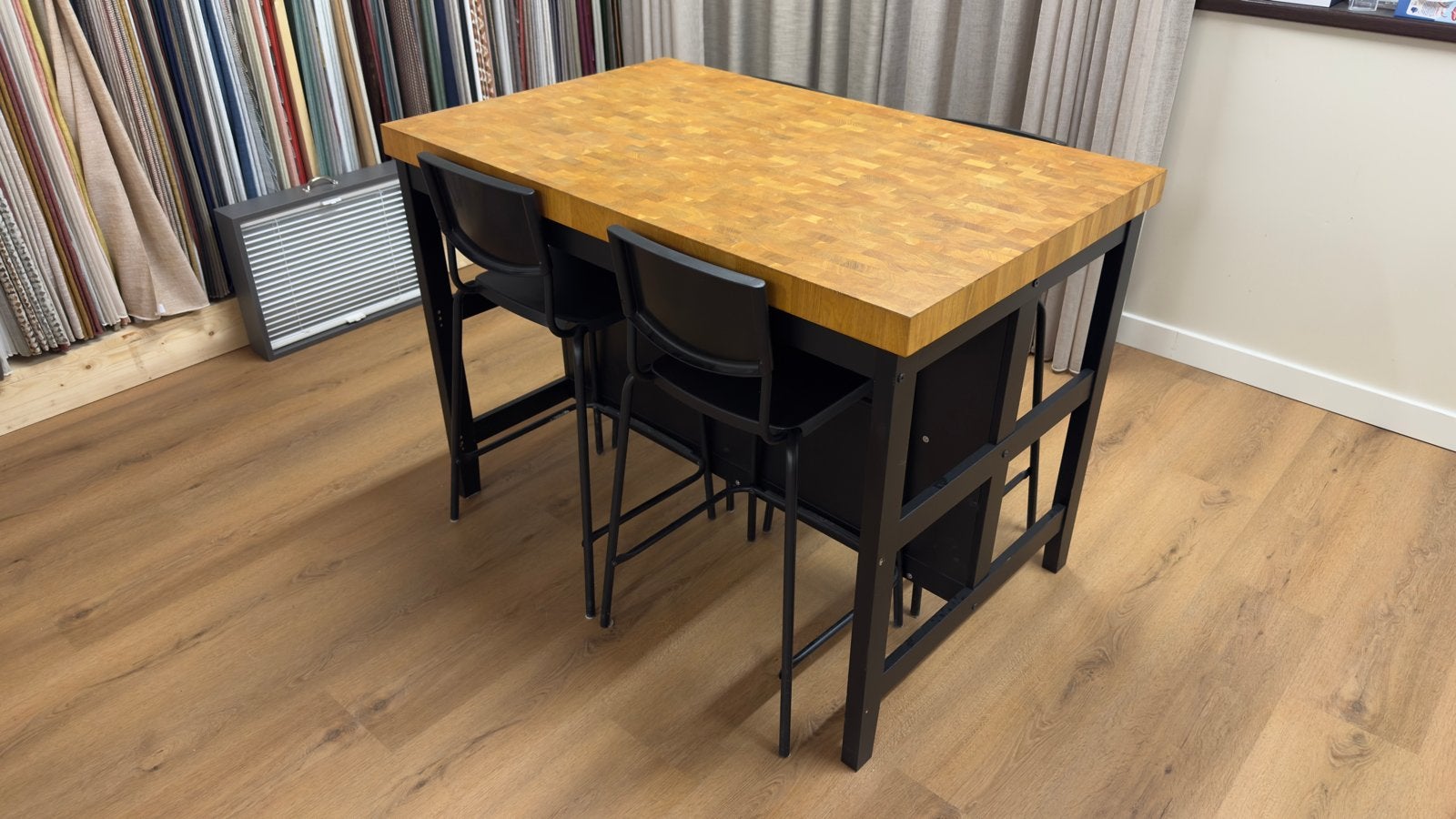 IKEA VADHOLMA keukentafel met 4 STIG krukken, Ophalen, 100 tot 150 cm, 50 tot 100 cm, Zo goed als nieuw