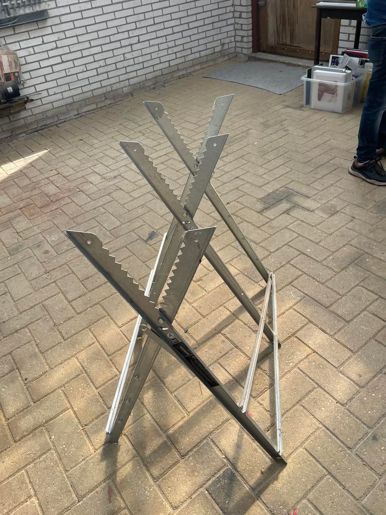 Bok om hout op te zagen, Ophalen, Zo goed als nieuw